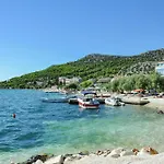 Okrug Gornji 28 Daire *